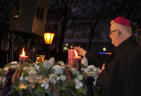 Gaudete! - a rózsaszín, az örömvasárnap gyertyájának fénye gyúlt az Adventi Udvaron